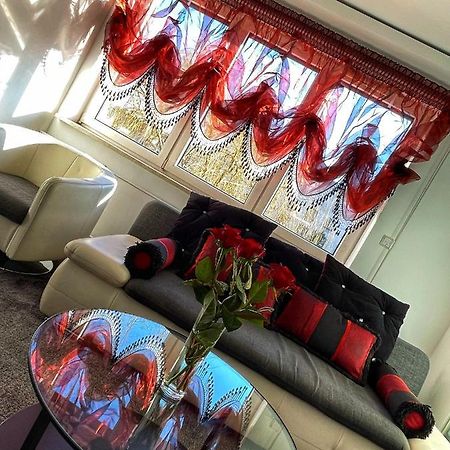 Luxury Red Apartment By Marta Radom Bagian luar foto