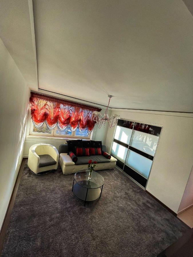 Luxury Red Apartment By Marta Radom Bagian luar foto
