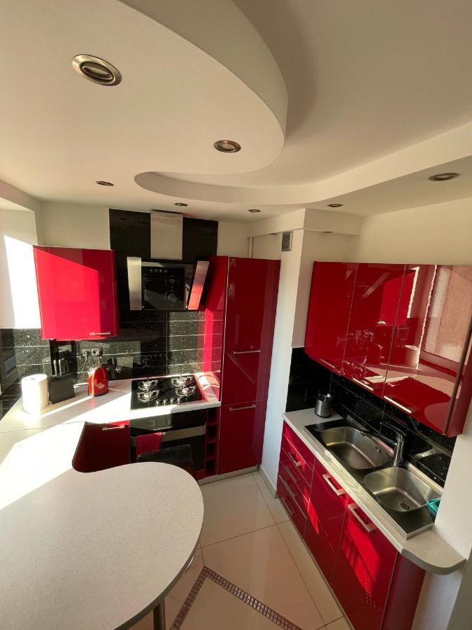 Luxury Red Apartment By Marta Radom Bagian luar foto