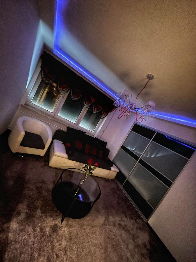 Luxury Red Apartment By Marta Radom Bagian luar foto