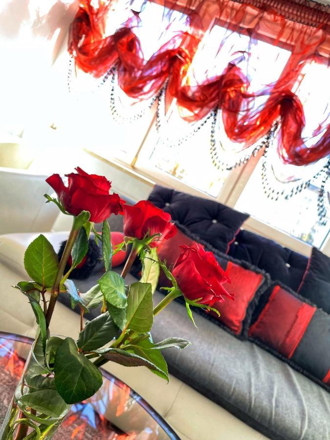 Luxury Red Apartment By Marta Radom Bagian luar foto