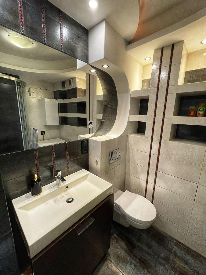 Luxury Red Apartment By Marta Radom Bagian luar foto