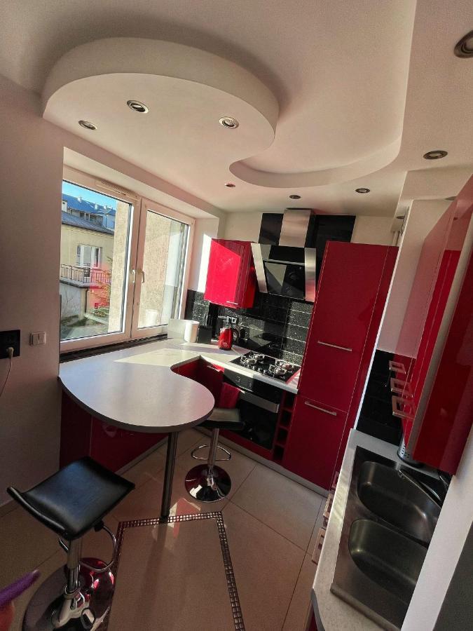 Luxury Red Apartment By Marta Radom Bagian luar foto