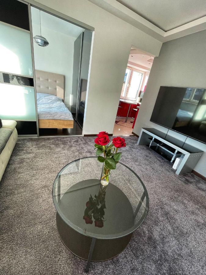 Luxury Red Apartment By Marta Radom Bagian luar foto
