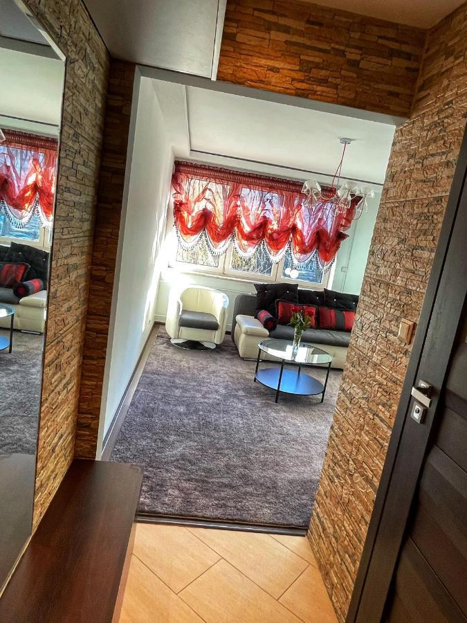 Luxury Red Apartment By Marta Radom Bagian luar foto